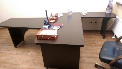 Офисный стол с двумя приставками