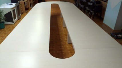 Большой овальный стол для переговорной